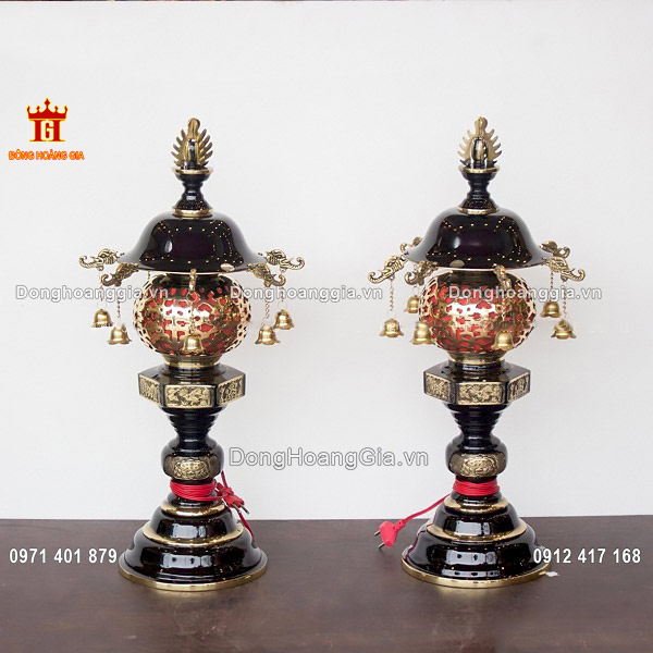 Trưng bày đôi đèn trên bàn thờ cúng mang đến vẻ đẹp sang trọng cho ban thờ cúng